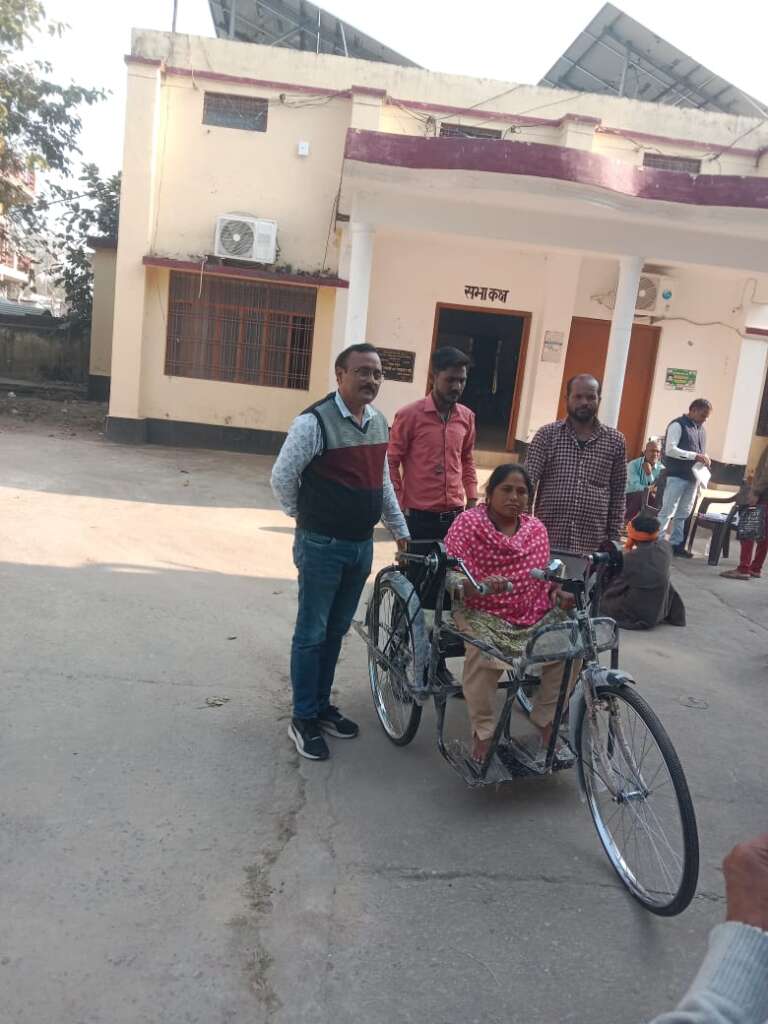 माल विकास खंड में विश्व दिव्यांग दिवस पर 44 ट्राईसाइकिलों का वितरण