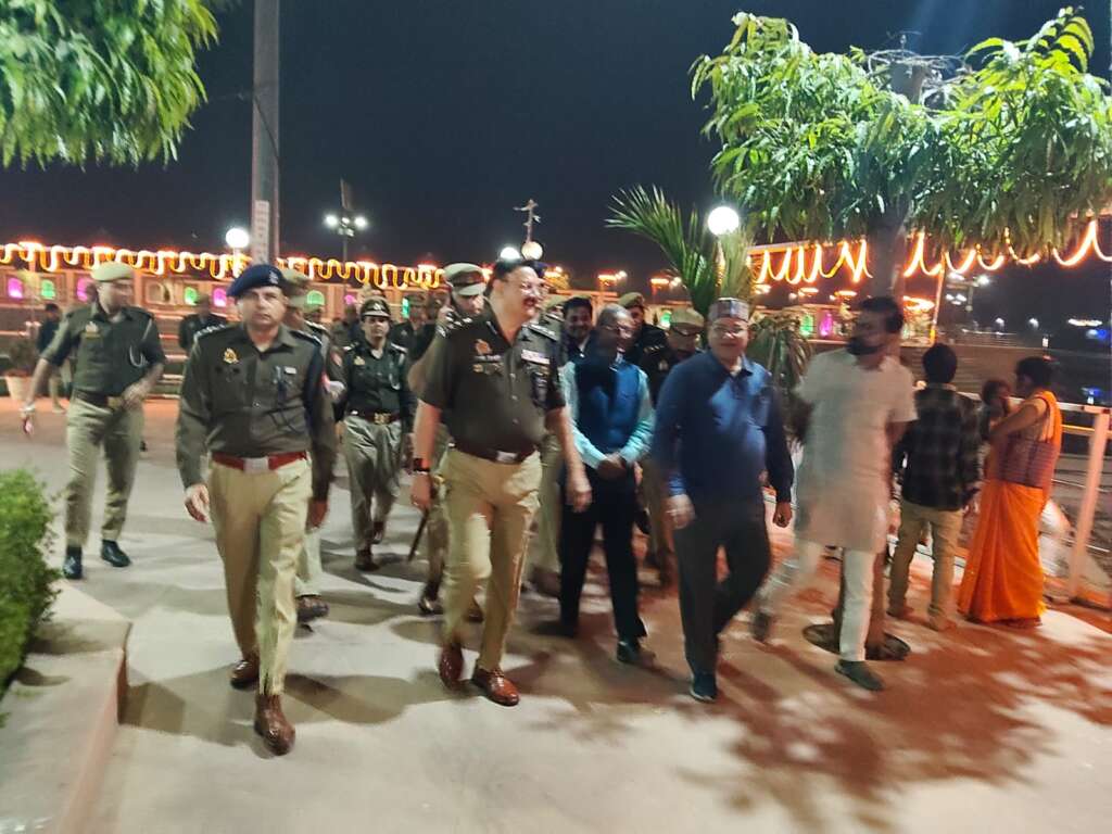 थाना कोतवाली क्षेत्रांतर्गत हनुमतधाम परिसर में पुलिस बल के साथ पैदल गश्त की गई