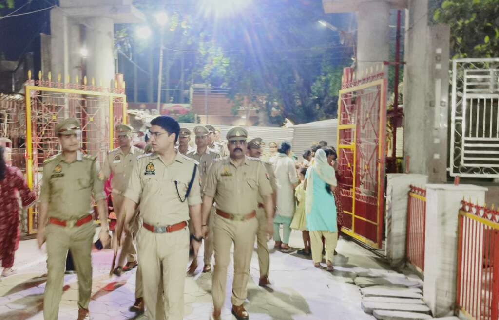 अपर पुलिस अधीक्षक नगर महोदय द्वारा थाना सदर बाजार क्षेत्र में पैदल गश्त कर सुरक्षा व्यवस्था का निरीक्षण कर आमजन से सहयोग की अपील की गयी