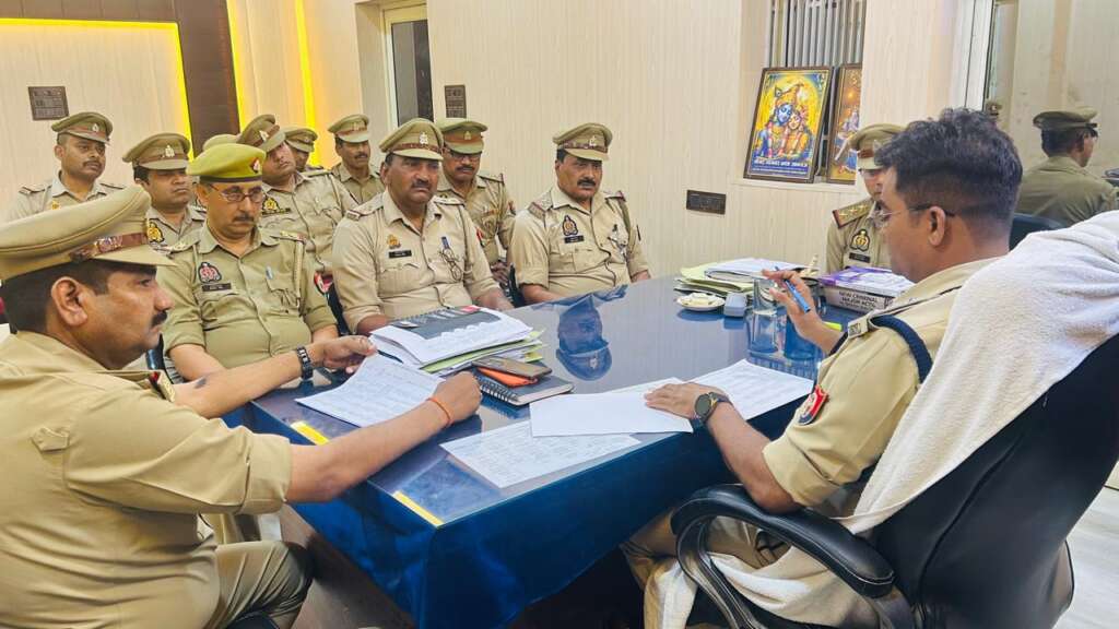 क्षेत्राधिकारी सदर द्वारा थाना कांट पर विवेचकों का अर्दली रूम (ओ0आर) लेकर लंबित प्रकरणों की गहन समीक्षा एवं आवश्यक दिशा-निर्देश प्रदान किया गया