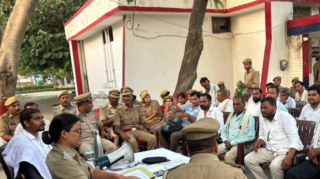 पुलिस अधीक्षक महोदय, जनपद शाहजहाँपुर के निर्देशन में क्षेत्राधिकारी तिलहर द्वारा थाना जैतीपुर पर आगामी त्यौहार बकरीद के दृष्टिगत पीस कमेटी की बैठक आयोजित की गई