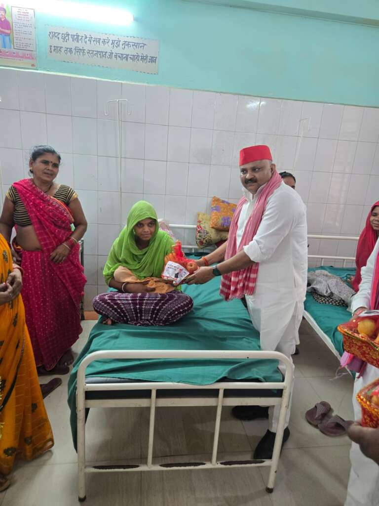 अखिलेश यादव के जन्मदिवस पर पूर्व विधायक प्रत्याशी सोनू कन्नौजिया ने मरीजों को बांटे फल