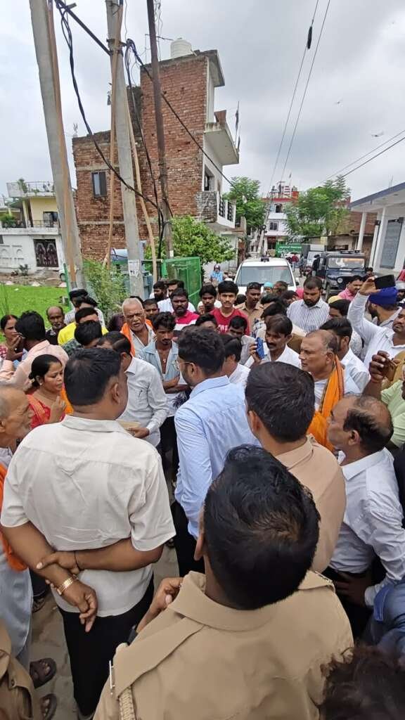 अयोध्या में लेखपाल के फर्जी ट्रैप के विरोध में यूपी के 75 जिलों में लेखपालों की कलमबंद हड़ताल सरोजनीनगर में थाना समाधान दिवस का किया बहिष्कार
