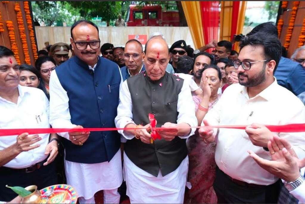 घंटाघर के सामने बने फ्रेगरेंस पार्क का हुआ लोकार्पण, रक्षा मंत्री और लखनऊ सांसद राजनाथ सिंह ने किया पार्क का उद्घाटन
