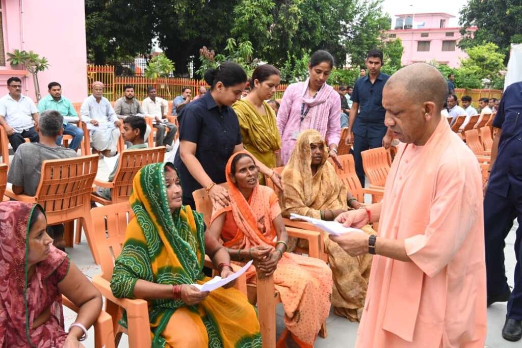 सबकी समस्या का समाधान सरकार की प्रतिबद्धता: मुख्यमंत्री।जनता दर्शन में सीएम योगी आदित्यनाथ ने सुनीं 2 सौ लोगों की समस्याएं
