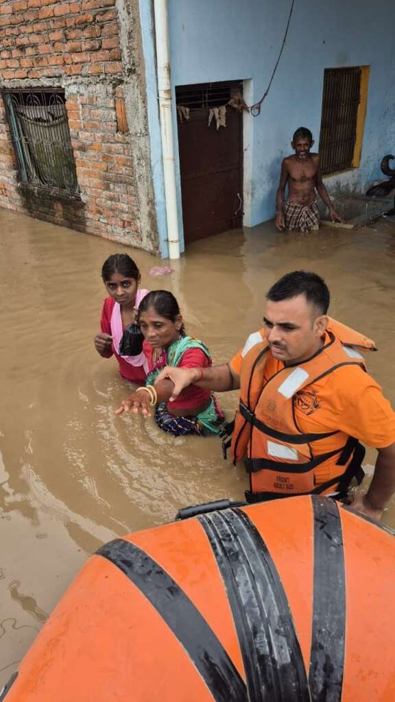 चित्रकूट में मंदाकिनी की बाढ़ में फंसे 1 सौ पचास लोगों को सुरक्षित निकाला, योगी सरकार का राहत तंत्र सतर्क