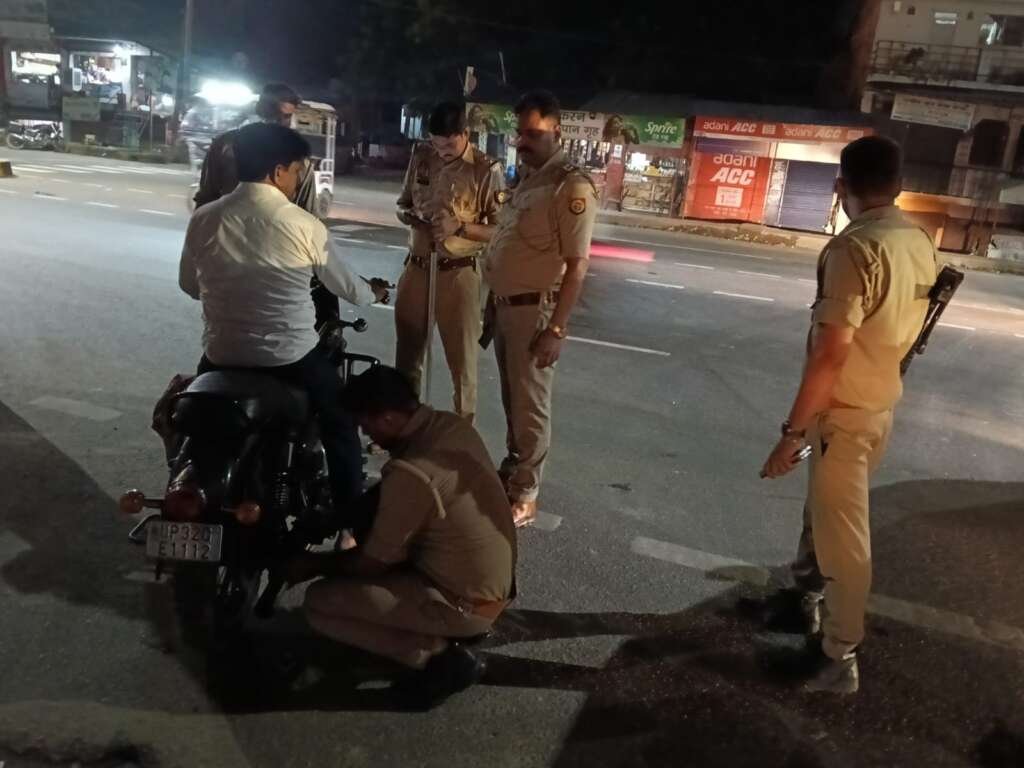 अपराधियों और ट्रैफिक नियम तोड़ने वालों पर नकेल चौकी इंचार्ज अभय कुमार बाजपेई के नेतृत्व में पुलिस का सघन चेकिंग अभियान