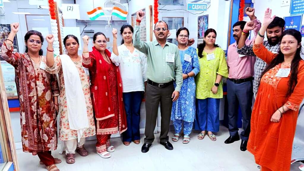 पांच दिवसीय बैंकिंग एवं लंबित मुद्दों के निस्तारण हेतु बैंक कर्मियों ने किया राज्य स्तरीय धरना एवं विशाल प्रदर्शन
